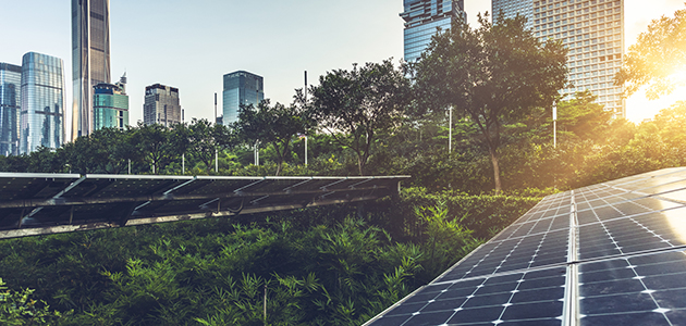 Imagen de paneles solares y un paisaje urbano lejano 