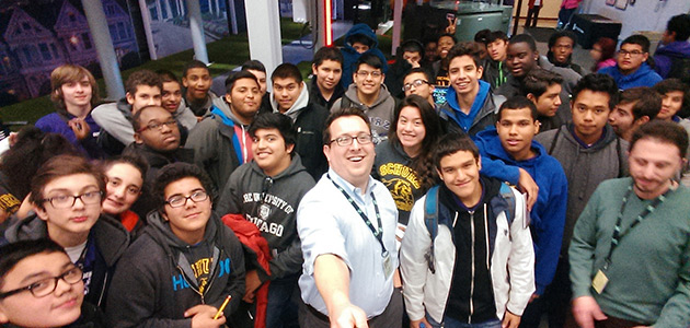 Un grupo de estudiantes haciéndose un selfie